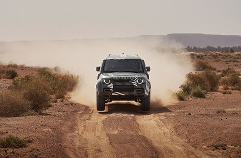 Defender dokončil první testování prototypu pro cross country soutěže a podepsal legendu Dakaru