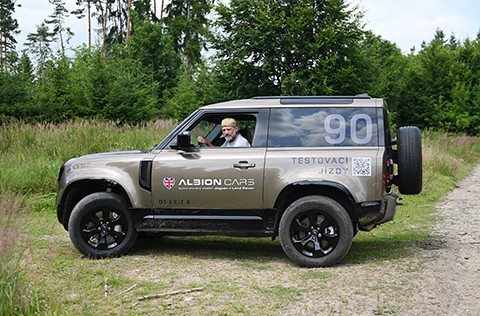 SOUTĚŽ: Vyhrajte jízdu v Defenderu s Hynkem Čermákem